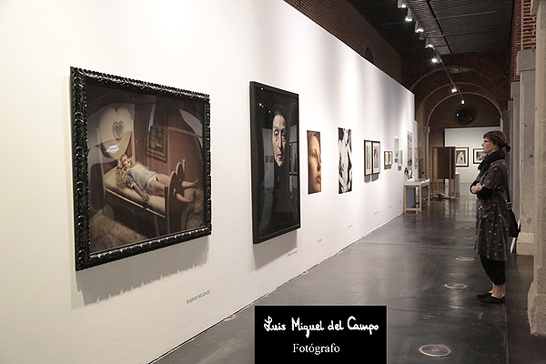 Visitante de la exposición EFTI, la escuela de fotografía