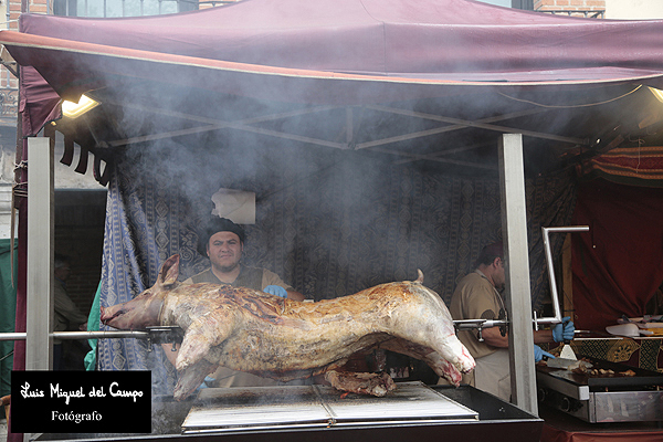 Puesto con asador del Mercado por fotógrafo en Madrid