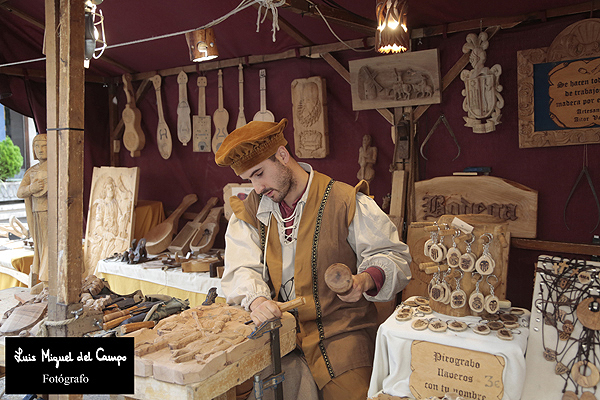 Tallista en el Mercado Cervantino de Alcalá de Henares por fotógrafo profsional en Madrid