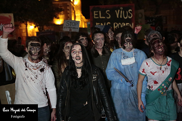 Reportaje fotográfico de la VIII Marcha zombi por fotógrafo en Madrid