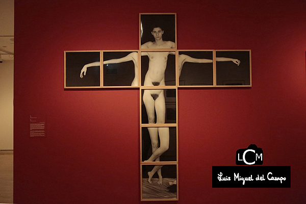 Serie de los crucificados de la exposición de Humberto Rivas