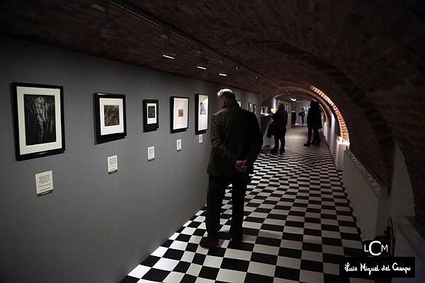 Vista parcial del pasillo con obra fotográfica más vanguardista de la exposición