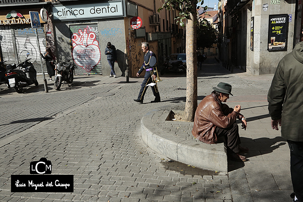Aspecto de una plaza en una mañana de domingo por fotógrafo profeional en Madrid