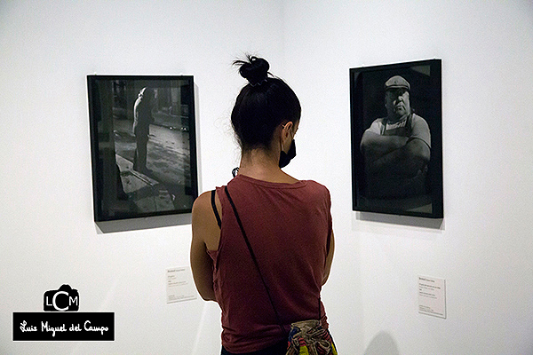 Joven entre dos imágenes de Brassaï