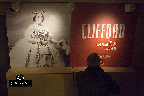 Vestíbulo de la exposición de Charles Clifford